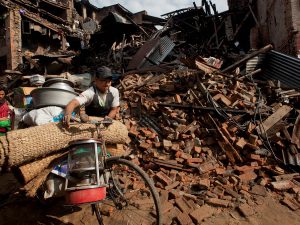 nyheder_naturkatastrofe_nepal_kolapset_bygning_mand_med_cykel