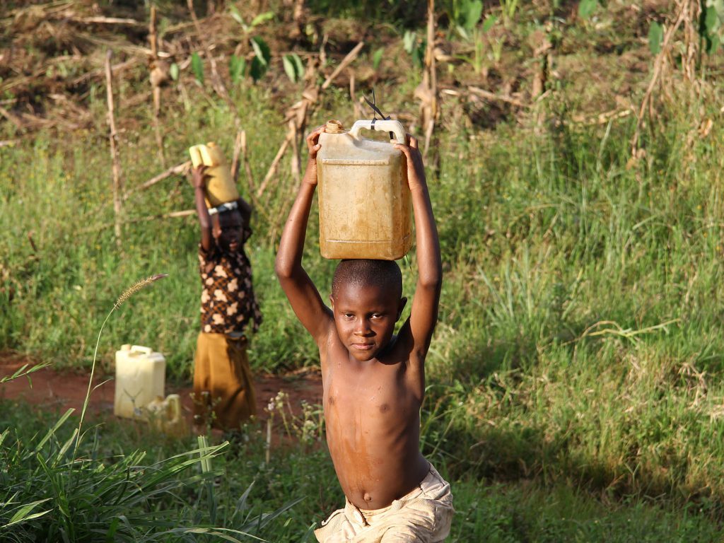 nyheder_udlandsbistand_drenge_hente_vand_i_floden_uganda