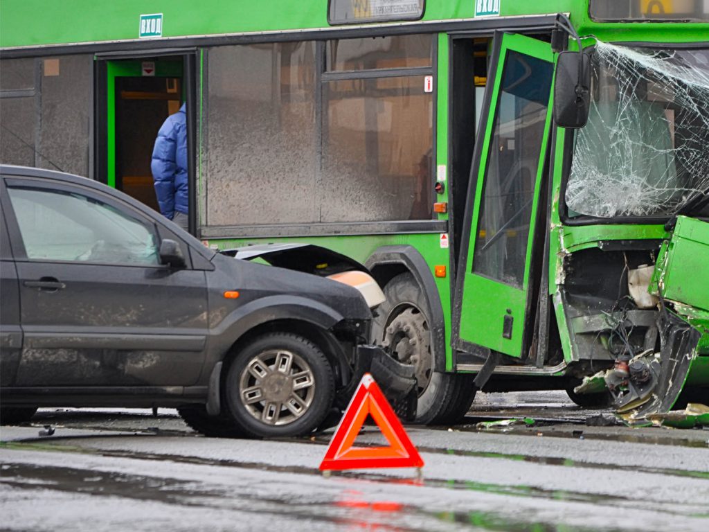 foerstehjaelp_til_koerekort_stort_uheld_med_bil_og_bus_advarselstrekant