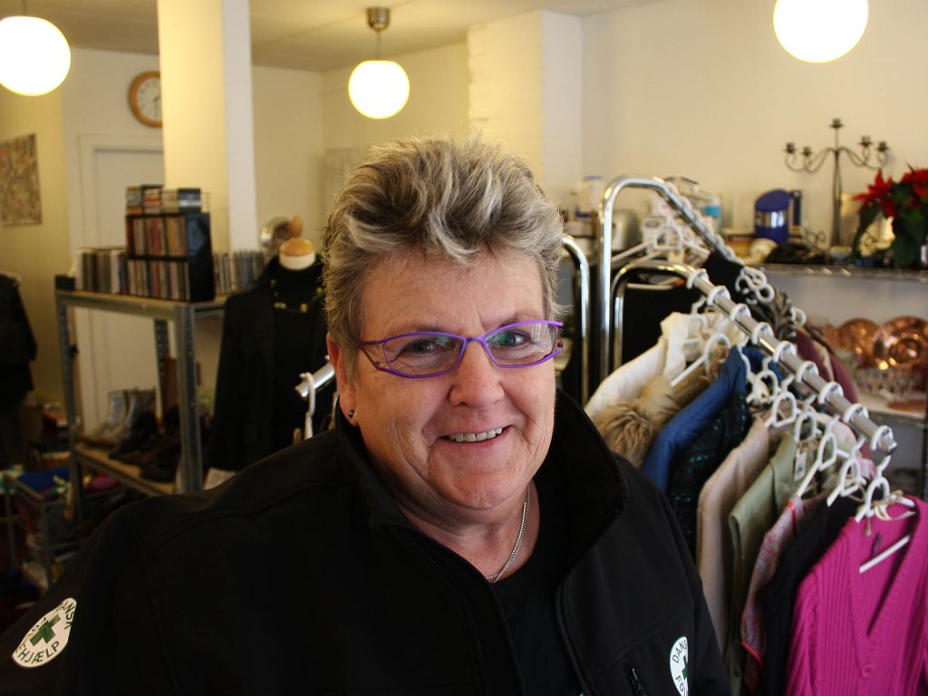 genbrug_tonny_frivillig_i_genbrugsbutikken_i_praestoe genbrug_tonny_frivillig_i_genbrugsbutikken_i_praestoe