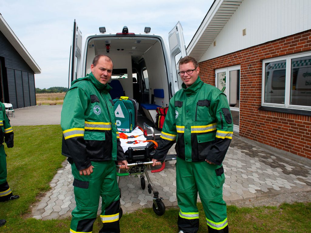 samaritter_to_samaritter_ved_ambulancen_med_baaren