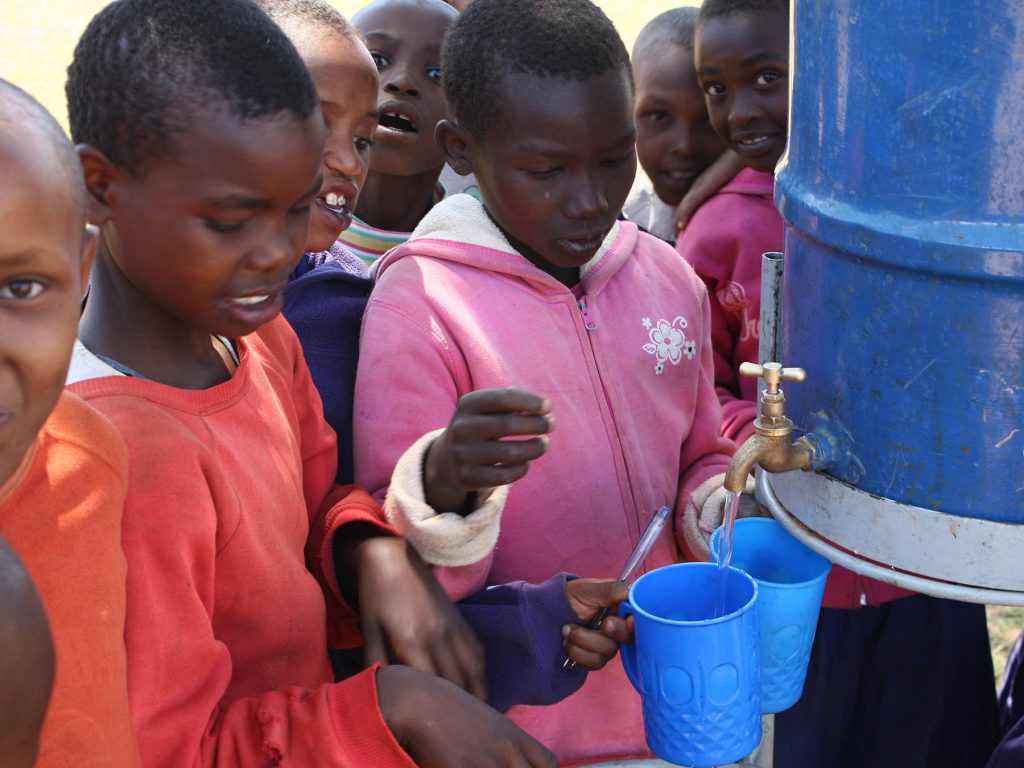 tanzania_boern_tapper_vand_fra_stor_vanddunk