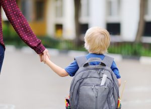 skolestart_barn med skoletaske